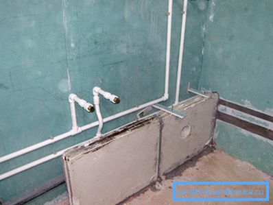 Impianto idraulico di tubi in polipropilene nel bagno per cartongesso Impianto idraulico di tubi in polipropilene nel bagno per cartongesso