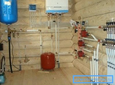 Distribuzione di tubi dell'acqua nella vasca da bagno Distribuzione di tubi dell'acqua nella vasca da bagno