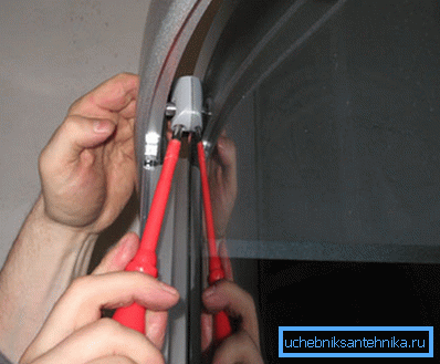 Regolazione del battente Regolazione del battente
