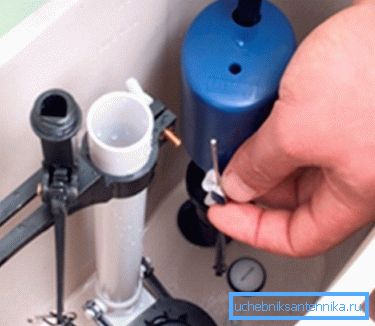 Regolazione del serbatoio di riempimento. Regolazione del serbatoio di riempimento.