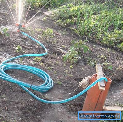 Innaffiare regolarmente il giardino richiede una grande quantità di H2O. Innaffiare regolarmente il giardino richiede una grande quantità di H2O.