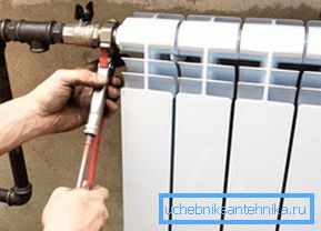 La riparazione della batteria di riscaldamento deve essere eseguita con l'impianto di riscaldamento spento. La riparazione della batteria di riscaldamento deve essere eseguita con l'impianto di riscaldamento spento.