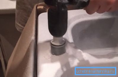 Riparazione di un lavello in ceramica - foratura di un foro Riparazione di un lavello in ceramica - foratura di un foro