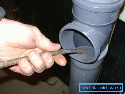 Montante verticale di ispezione con coperchio rimosso. Montante verticale di ispezione con coperchio rimosso.