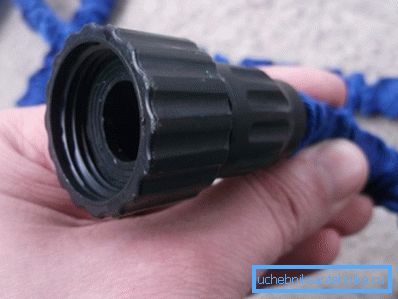 Connessione del tubo flessibile per il collegamento a un rubinetto. Connessione del tubo flessibile per il collegamento a un rubinetto.