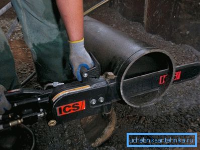 Tagliare un tubo di ghisa con una sega idraulica Tagliare un tubo di ghisa con una sega idraulica