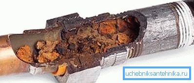 Il risultato della combinazione di metalli incompatibili Il risultato della combinazione di metalli incompatibili