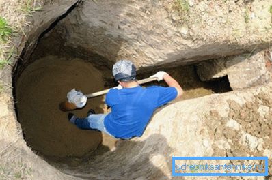 Scaviamo un fossato per l'installazione di un progetto. Scaviamo un fossato per l'installazione di un progetto.