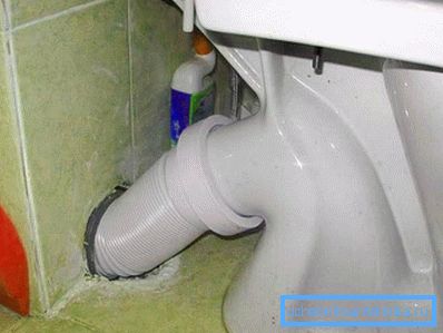 Pulizia manuale della toilette corrugata