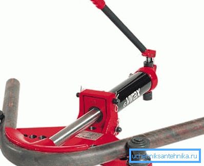 Macchina manuale per la lavorazione di profili e billette rotonde Macchina manuale per la lavorazione di profili e billette rotonde