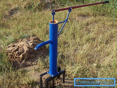 La pompa dell'acqua manuale per un pozzo alla dacia La pompa dell'acqua manuale per un pozzo alla dacia