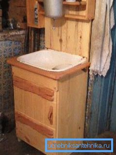 Lavabo per dare da un albero.
