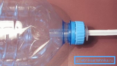 Lavabo di una bottiglia di plastica e una siringa Lavabo di una bottiglia di plastica e una siringa