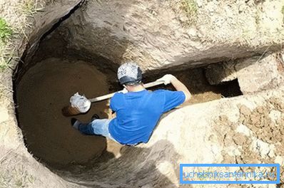 Scavando un pozzo per l'installazione di un cassone