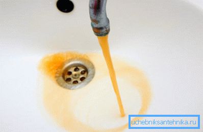 Acqua di rubinetto arrugginita Acqua di rubinetto arrugginita