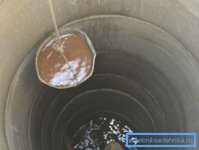 Acqua arrugginita nel pozzo. Acqua arrugginita nel pozzo.