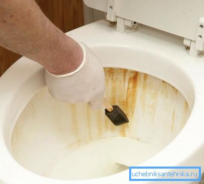 Macchie arrugginite sulle pareti del bagno. Macchie arrugginite sulle pareti del bagno.