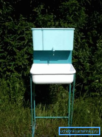Lavabo da giardino su struttura metallica.