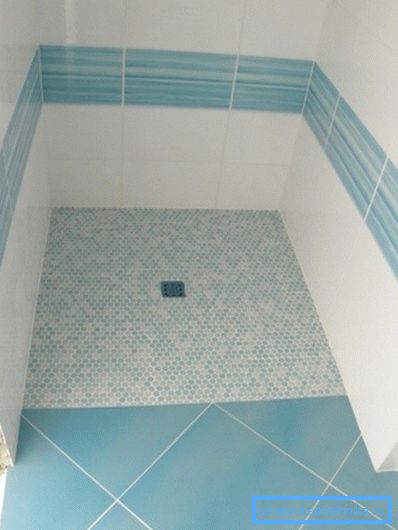 Cabina fatta da sé - blocco di schiuma e piastrelle di ceramica Cabina fatta da sé - blocco di schiuma e piastrelle di ceramica