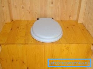 Toilette in legno fatto in casa Toilette in legno fatto in casa