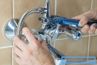 Installazione indipendente di un miscelatore doccia per un bagno Installazione indipendente di un miscelatore doccia per un bagno
