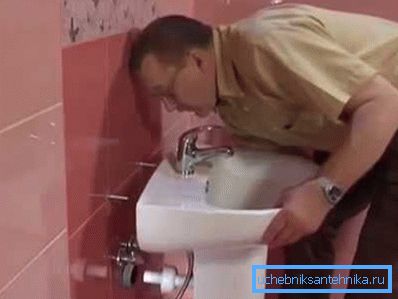 Auto-installazione di un lavabo sospeso sul posto Auto-installazione di un lavabo sospeso sul posto