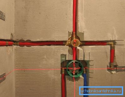 Installazione indipendente della parte centrale del miscelatore incorporato nella parete, ingresso e uscita dell'acqua da esso Installazione indipendente della parte centrale del miscelatore incorporato nella parete, ingresso e uscita dell'acqua da esso