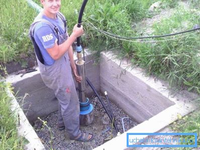 Installazione indipendente di una pompa dell'acqua in un pozzetto tubolare