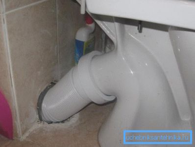 Collegamento indipendente della toilette alla rete fognaria corrugata