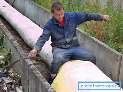 Isolamento indipendente dei tubi dell'acqua nella strada Isolamento indipendente dei tubi dell'acqua nella strada