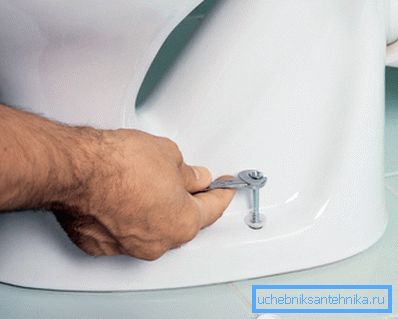 Bullone idraulico con una rondella di plastica e un cappuccio decorativo. Bullone idraulico con una rondella di plastica e un cappuccio decorativo.