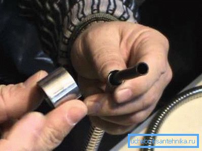 Gli idraulici raccomandano l'uso di tubi opachi, poiché sono più resistenti e durevoli rispetto a quelli trasparenti. Gli idraulici raccomandano l'uso di tubi opachi, poiché sono più resistenti e durevoli rispetto a quelli trasparenti.