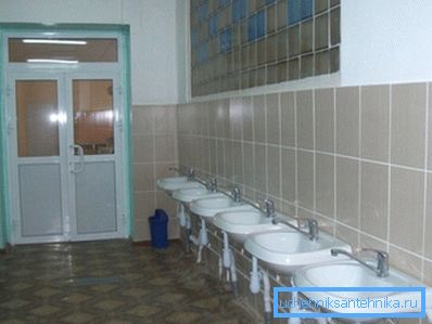 Il bagno della scuola secondaria Il bagno della scuola secondaria