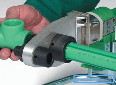 Costruisci tubature in plastica con un saldatore Costruisci tubature in plastica con un saldatore