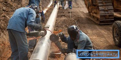 Assemblaggio della pipeline in acciaio. Assemblaggio della pipeline in acciaio.