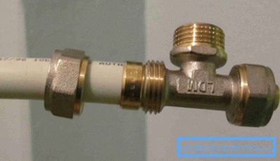 Connessione pieghevole con un dado Connessione pieghevole con un dado