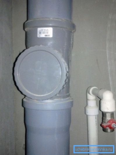 Tubo di scarico prefabbricato con una revisione per pulire i blocchi. Tubo di scarico prefabbricato con una revisione per pulire i blocchi.