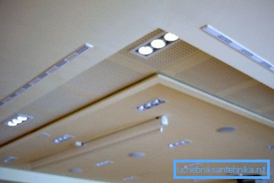 I diffusori a soffitto sotto il soffitto sono quasi invisibili. I diffusori a soffitto sotto il soffitto sono quasi invisibili.