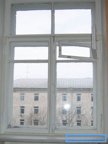 Le crepe nei telai di legno servivano come elemento di ventilazione. Le crepe nei telai di legno servivano come elemento di ventilazione.