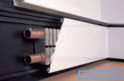 Avendo realizzato un battiscopa scatolato per il riscaldamento dei tubi, è possibile illuminare l'interno, perché tali elementi lo rovinano in misura notevole Avendo realizzato un battiscopa scatolato per il riscaldamento dei tubi, è possibile illuminare l'interno, perché tali elementi lo rovinano in misura notevole