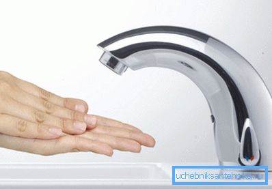 Il sensore sul pannello frontale stesso determina quando accendere l'acqua Il sensore sul pannello frontale stesso determina quando accendere l'acqua