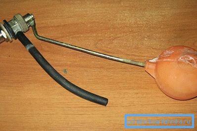 Piegando la barra è possibile regolare il livello dell'acqua nel serbatoio Piegando la barra è possibile regolare il livello dell'acqua nel serbatoio