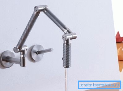 Il modello a cerniera consente di regolare l'altezza del getto Il modello a cerniera consente di regolare l'altezza del getto