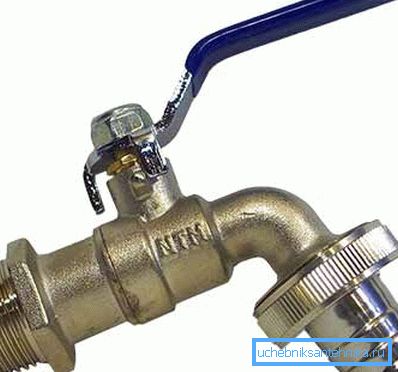 Serbatoio acqua a sfera con un raccordo rimovibile.