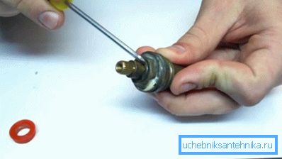 La rondella è agganciata con un cacciavite sottile. La rondella è agganciata con un cacciavite sottile.