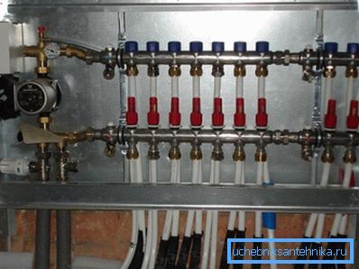 Cabina per il riscaldamento del radiatore con pettini di avanzamento e ritorno.