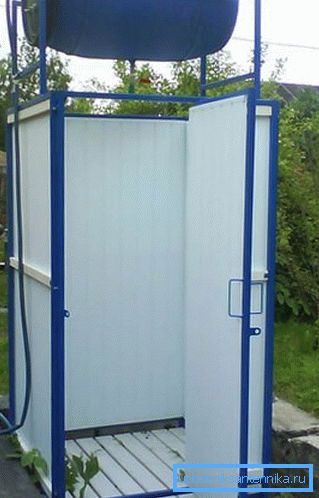 Il tubo flessibile, situato sul lato, viene utilizzato per riempire il serbatoio Il tubo flessibile, situato sul lato, viene utilizzato per riempire il serbatoio