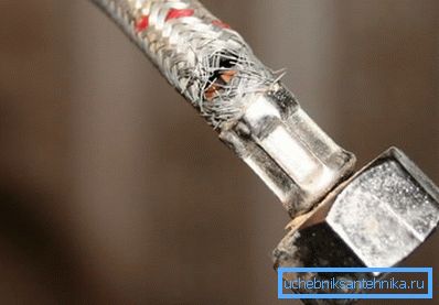 I tubi di bassa qualità vengono spesso strappati e allagati nella stanza. I tubi di bassa qualità vengono spesso strappati e allagati nella stanza.