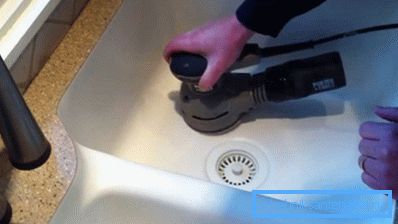 Strofinando il fondo del guscio acrilico Strofinando il fondo del guscio acrilico