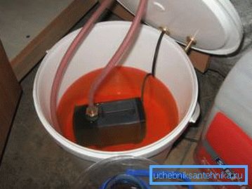 Una corda e un bastone probabilmente sarebbero utili per rimuovere in sicurezza la pompa. Una corda e un bastone probabilmente sarebbero utili per rimuovere in sicurezza la pompa.